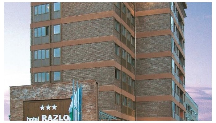 Hotel Razlog poza 1